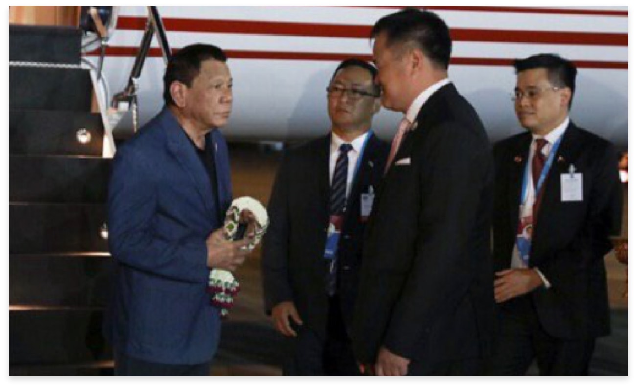 Duterte on tarmac greeted by Thai officials at 35th ASEAN Summit.